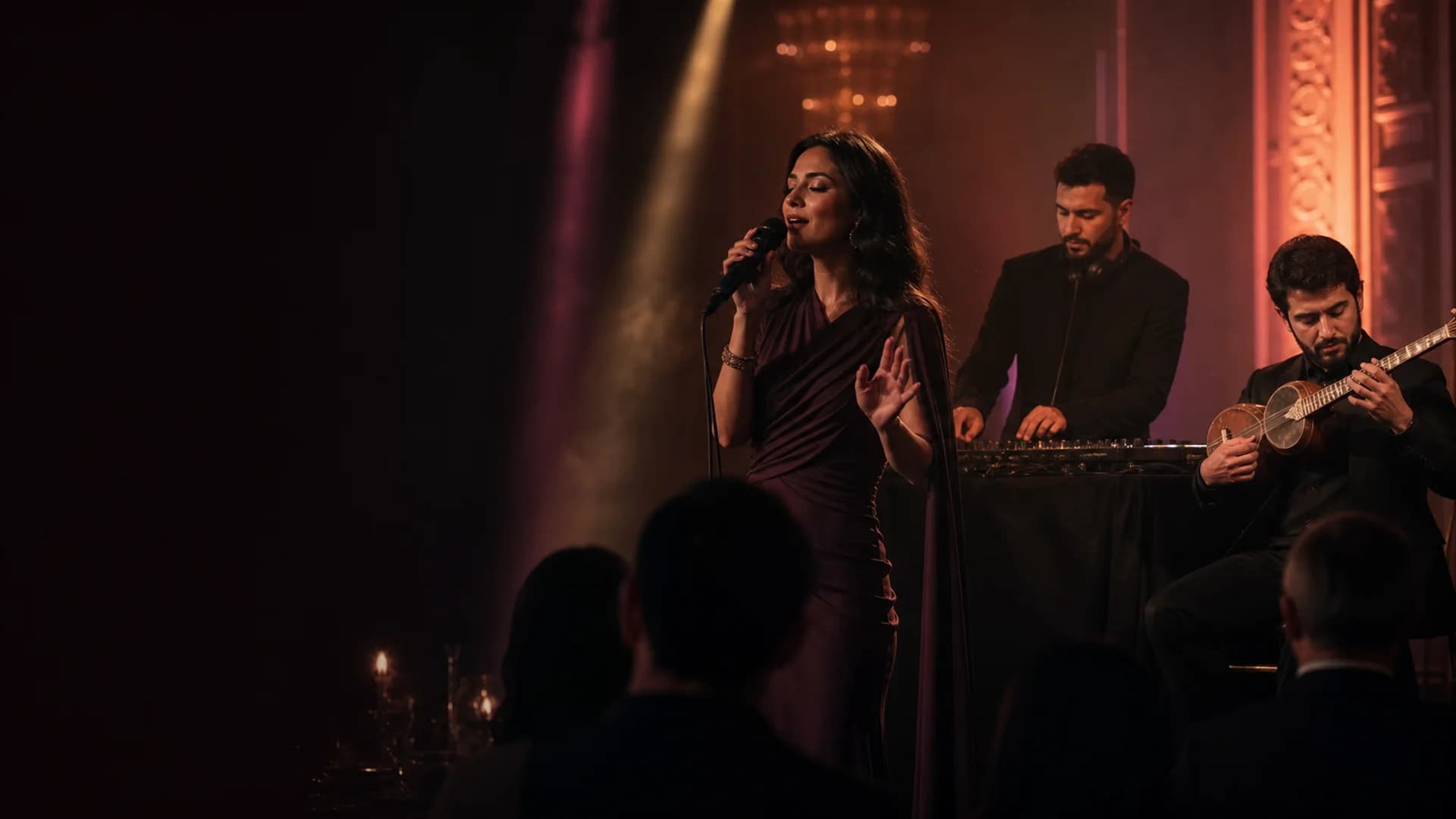 MÜCRÜ səhnəsində müğənni, DJ və tar ifaçısı